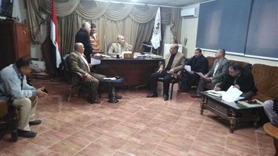 رئيس مدينة ناصر يناقش آليات تطوير ورفع كفاءة منظومة النظافة