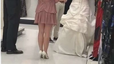 فتاة تتقدم بطلب زواج من خطيبها بمقر عمله