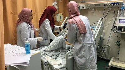 استخراج زجاجة دواء من أمعاء مريض في الدقهلية