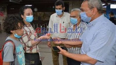 مترو الأنفاق يفاجئ الركاب بهدايا رمزية