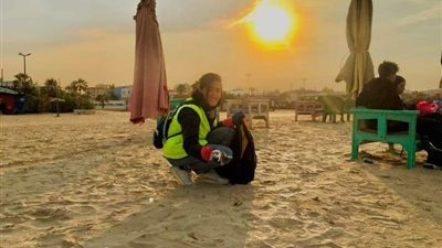 نرصد فعاليات نظافة شاطئ بورسعيد بمشاركة طاقم أكبر سفينة عائمة