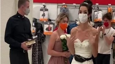 أريد عريسا..شاهد فتاة تتجول في مول بفستان الزفاف