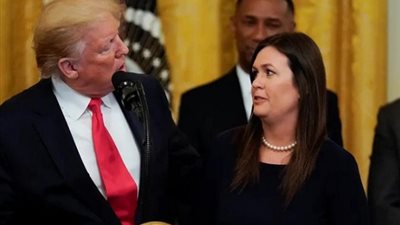 ترامب يتجاهل أوامر الأطباء ويقبل النساء الجميلات