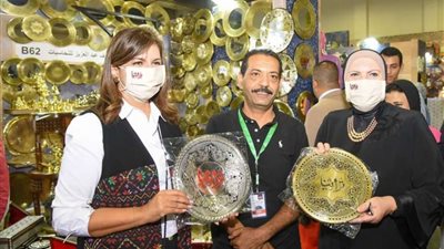 وزيرا الهجرة والتجارة تتفقدان معرض 