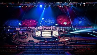 بطريقة وحشية.. مقاتل يخنق خصمه أثناء البطولة