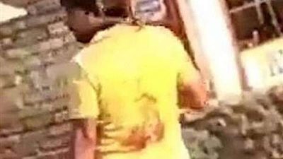 رجل يقطع رأس زوجته ويسير بها في الشارع