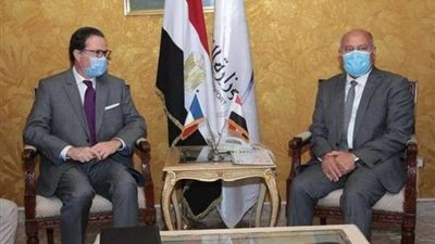 وزير النقل يجري مباحثات مع السفير الفرنسي بالقاهرة لتدعيم التعاون المشترك