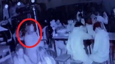 خطأ فادح من عامل يؤدي إلى انفجار ومقتل فتاة وإصابة أشخاص داخل مطعم.. شاهد