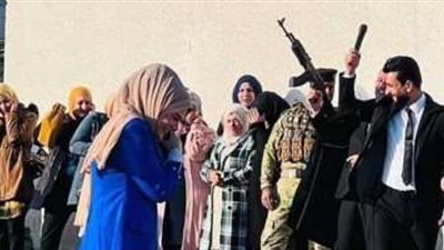 بعد إشهاره سلاح آلي في الطابور.. التعليم العراقي يعفي مدير مدرسة من مهامه