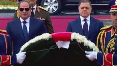 الرئيس السيسي يضع إكليلا من الزهور على النصب التذكاري