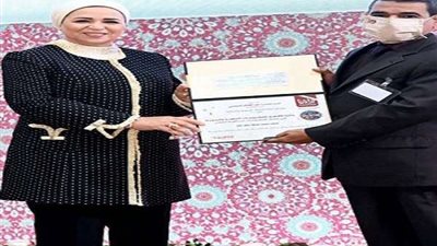 انتصار السيسى تكرم الفائزين بجائزة الأفضل للمشروعات الحرفية واليدوية