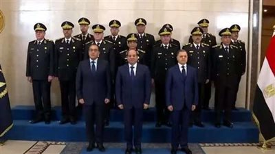 الرئيس السيسي يلتقط صورة مع قيادات وزارة الداخلية