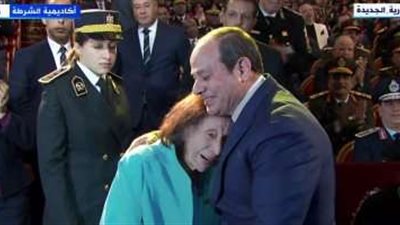 الرئيس السيسي يكرم عددا من أسر الشهداء في حفل عيد الشرطة الـ71