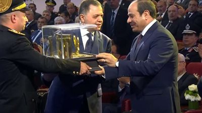 وزير الداخلية يهدي الرئيس السيسي هدية تذكارية في عيد الشرطة لـ 71