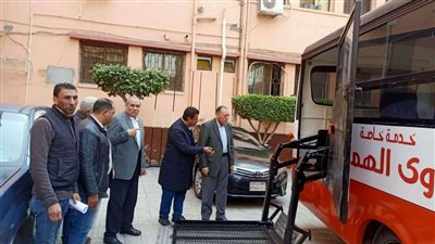 محافظ الشرقية يتفقد الميني باص المخصص لنقل ذوي الهمم بمدينة الزقازيق