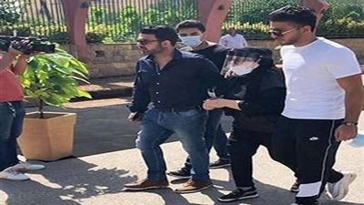 انهيار زوجة محمود ياسين أثناء تشييع الجثمان  (صور)