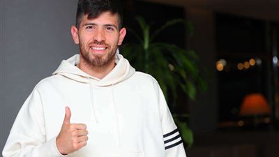 لاعب النصر السعودي الجديد يصل الرياض لإتمام التعاقد