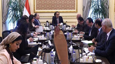 رئيس الوزراء يتابع آليات الإسراع بإنهاء الإجراءات وخروج الحاويات بالموانئ