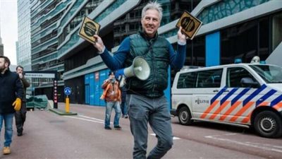 بعد السويد.. متطرف هولندي يمزق القرآن الكريم.. والسعودية تدين