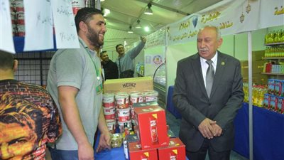 رئيس الغرفة التجارية بالإسماعيلية يتابع أرصدة السلع الغذائية بمعارض 