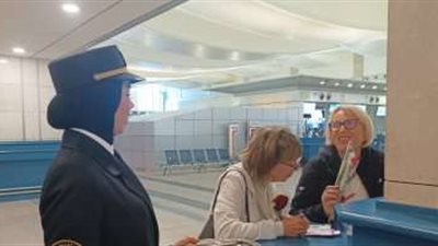 مطار القاهرة يحتفل مع المسافرين بعيد الشرطة المصرية