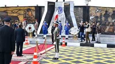 رئيس جامعة القناة يهنئ رجال الشرطة ويقدم الدروع التذكارية تقديرًا لجهودهم