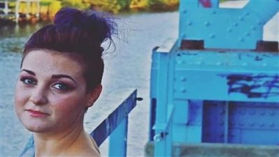 سيدة تلقي طفليها بالقمامة والسبب صادم