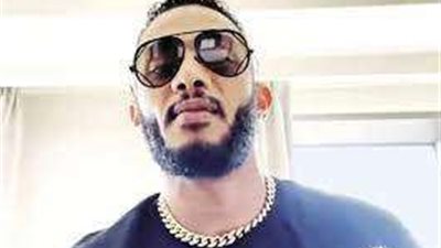 بعد معجون الأسنان .. محمد رمضان بـ مسدس ذهب