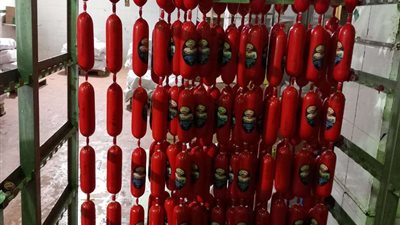 ضبط 8 طن لانشون منتهي الصلاحية بأحد مصانع بلبيس الشرقية