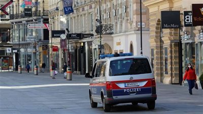 قتلت بناتها الثلاثة.. التحقيق مع سيدة أبلغت الشرطة بارتكابها جريمة بشعة