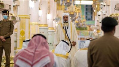 ماعدا المدعوين للتأجيل.. توافد المواطنين إلى المسجد النبوي