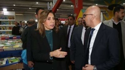 وزيرة الثقافة تتفقد معرض القاهرة الدولي للكتاب بأول أيام فتح أبوابه للجمهور