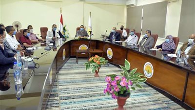 رئيس جامعة الوادي الجديد يلتقي عمداء ووكلاء كليات الجامعة