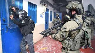 الإحتلال ينفذ عمليات تخريبية لمقتنيات الأسري..و تحذير فلسطيني من النتائج