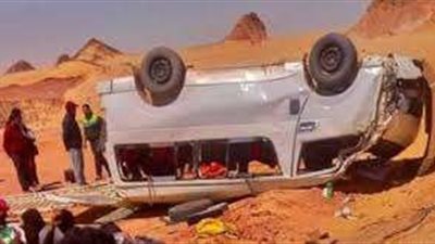 إصابة 10 أشخاص في حادث انقلاب ميكروباص عمال على طريق العوينات