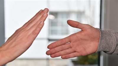 رفض مصافحة امرأة.. فلم يحصل على الجنسية الألمانية