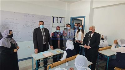 محافظ البحيرة يتابع انتظام سير العملية التعليمية وتوزيع التابلت بدمنهور