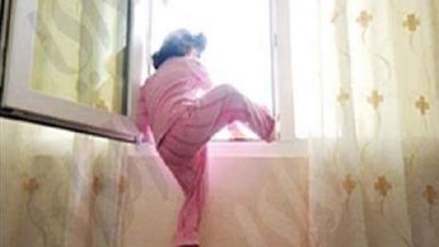 أب يعذب ابنته ويجعلها تقفز من الطابق الثالث في الغربية
