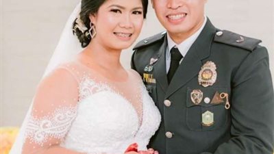 عروسان يحملان بوكيه بصل بدلاً من الورود فى حفل زفافهما.. تفاصيل