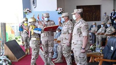 شاهد.. وزير الدفاع يشهد الاحتفال بتخريج دفعات جديدة من المعاهد الصحية