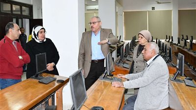 رئيس جامعة قناة السويس يتفقد وحدة الإختبارات الإلكترونية بكلية طب جراحة الفم والأسنان