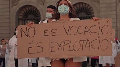 بالفيديو.. بالملابس الداخلية مظاهرة أطباء احتجاجًا على العمل في جائحة الكورونا