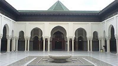 فرنسا تقرر تغلق مسجد في باريس.. لهذا السبب