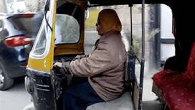 تتحدى الجميع.. فتاة تقود توك توك لتعول عائلتها... فيديو