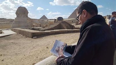 الكاتب والصحفي الفرنسي رولان لومبارتي يزور منطقة أهرامات الجيزة