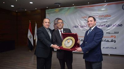 رئيس اتحاد أرباب العمل في موريتانيا يتقلد وسام العطاء وشهادة الإبداع الاقتصادي