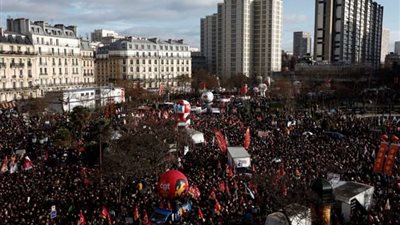 مئات الآلاف يجددون احتجاجاتهم في باريس.. للتصدي لإصلاح سن التقاعد