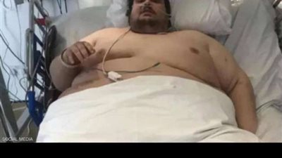بعد 5 سنوات حبيس الفراش بسبب وزنه.. أنزلوه من شقته برافعة