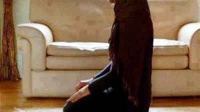 هل تقبل صلاة المرأة بدون ملابس داخلية؟.. الأزهر يجيب