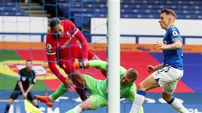 الاتحاد الإنجليزي يُعاقب حكم الفار بمباراة ليفربول وإيفرتون بسبب فان دايك